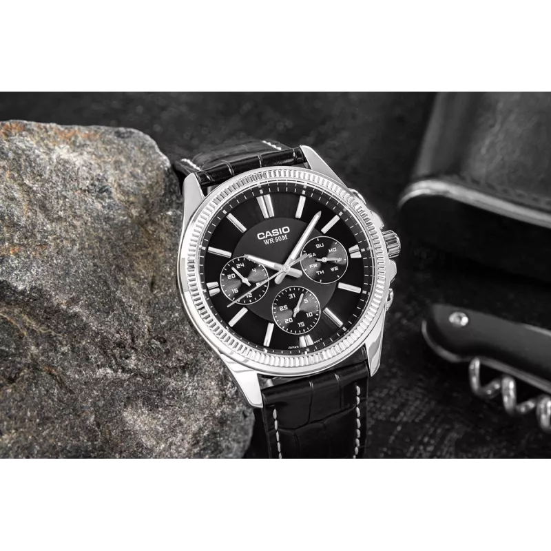 CASIO MTP1375L1AVDF miesten analoginen kvartsikello nahkarannekkeella, musta kellotaulu, 42 mm
