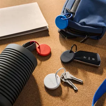 Chipolo POP – Bluetooth-paikannin vaihdettavalla paristolla iOS & Android -laitteille, 4 kpl:n pakkaus - musta, valkoinen, punainen, sininen
