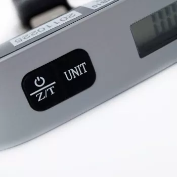 ELDOM WB10 digitaalinen matkalaukkuvaaka 50 kg taustavalaistulla LCD-näytöllä, ruostumattomasta teräksestä valmistettu koukku, taara- ja pito-toiminnot