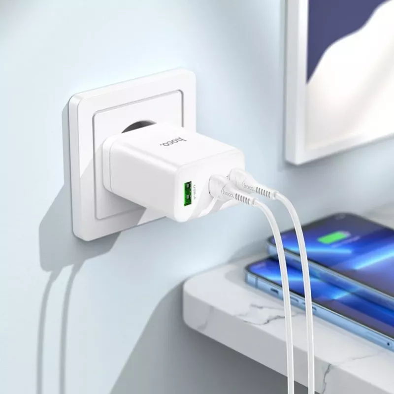 HOCO 35W kaksi USB-C + USB-A PD & QC3.0 seinälaturi USB-C–Lightning-kaapelilla, valkoinen