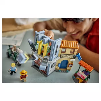 LEGO One Piece 75642 Showdown with Captain Smoker rakennussarja