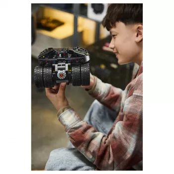 LEGO Technic 42239 Batmobile Tumbler - 1360-osainen vaativa rakennussarja lapsille ja aikuisille