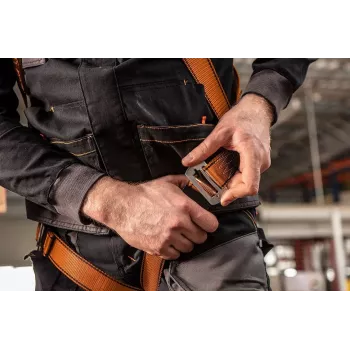 NEO TOOLS turvasetti turvaköydellä – PROTEKT P-01 valjaat, 2 m ydinvaippaköysi, teräskarabineri, EN 361/354/363, CE 0082