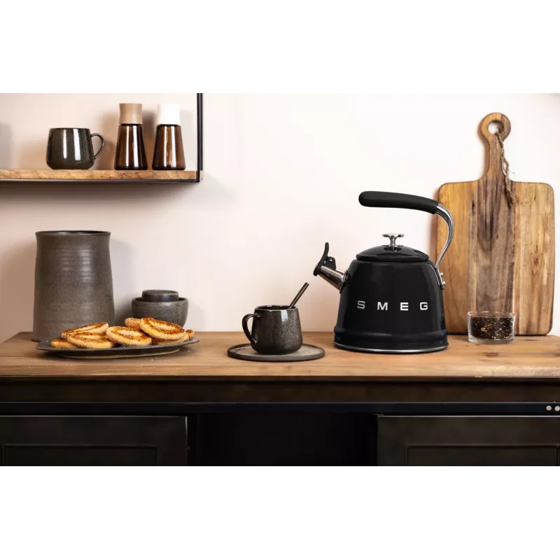 Smeg 50's Style WKF01BL liesivedenkeitin, musta