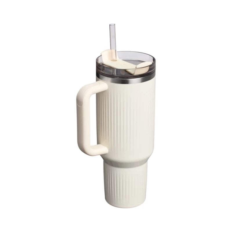 STANLEY The Quencher H2.0 Fluted Tumbler 1,18L Glossy Cream pillillä
