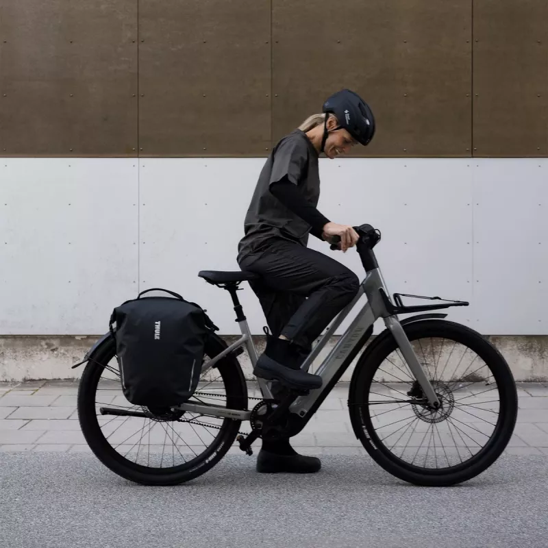 Thule 5476 Shield Pannier 22L with InLock musta