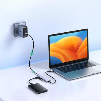 UGREEN USB 3.0 -keskitin 4 porttia 1 m kaapelilla - musta (CM219)